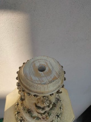 Antica base in legno decorata