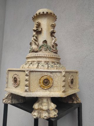 Antica base in legno decorata
