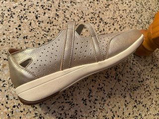 Zapatos dorados marca 30s