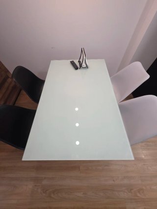 Mesa de cocina/salón cristal y metal + 4 sillas