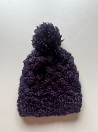 Gorro de lana morado con pompón