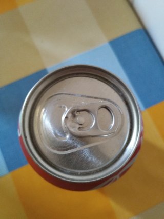 Coca Cola vacía y sellada de fábrica