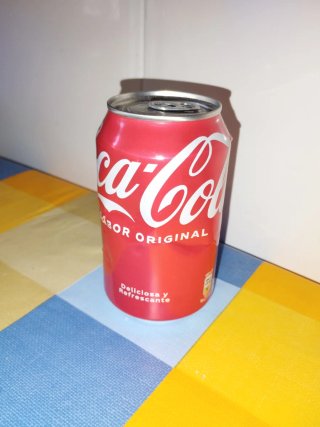 Coca Cola vacía y sellada de fábrica