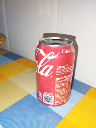 Coca Cola vacía y sellada de fábrica