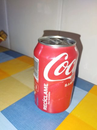 Coca Cola vacía y sellada de fábrica
