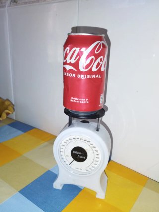 Coca Cola vacía y sellada de fábrica
