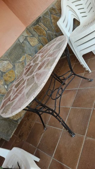 Mesa redonda de piedra y metal