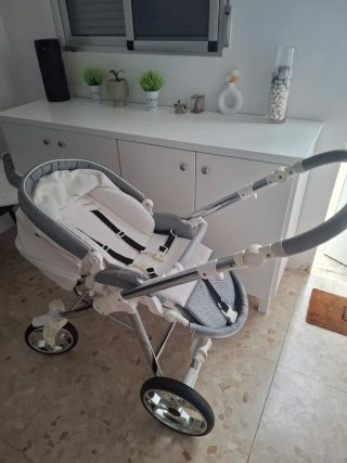 Carro de bebé blanco y gris