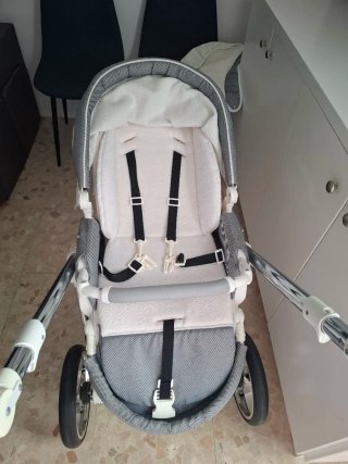 Carro de bebé blanco y gris