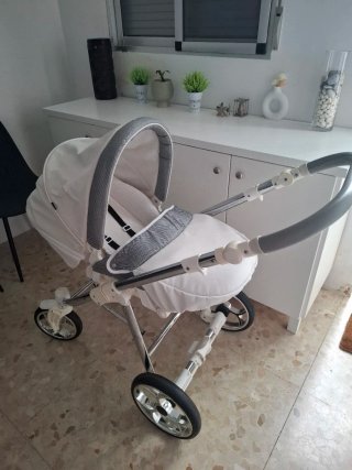 Carro de bebé blanco y gris