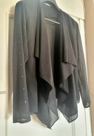 Blusa negra con pedrería
