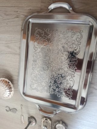 Bandeja de plata antigua con adornos