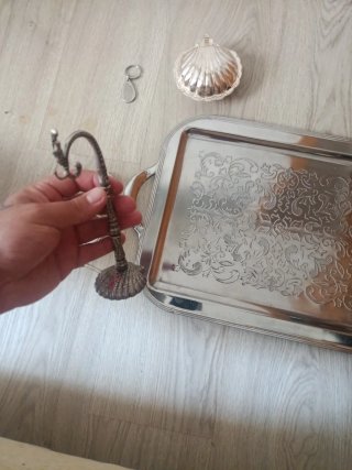 Bandeja de plata antigua con adornos