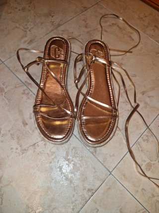 Sandalias doradas de plataforma con tiras