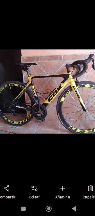 Bicicleta de carretera CBK amarilla