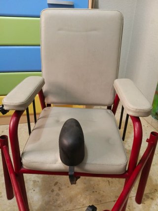 Silla infantil adaptada con soportes y mesa