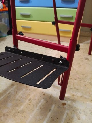 Silla infantil adaptada con soportes y mesa