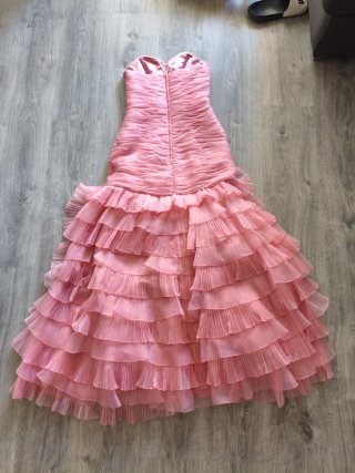 Vestido largo rosa de fiesta con volantes
