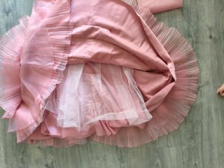 Vestido largo rosa de fiesta con volantes