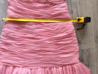 Vestido largo rosa de fiesta con volantes