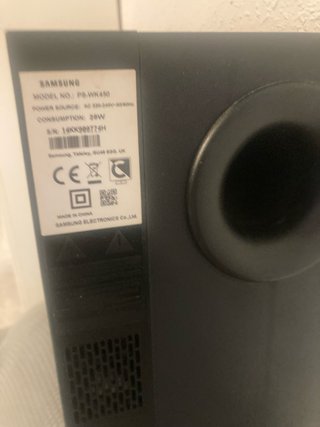 barra de sonido Samsung HW-K450 con su subwofer