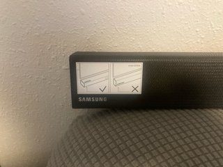 barra de sonido Samsung HW-K450 con su subwofer