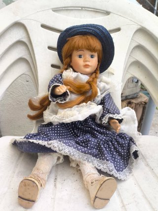 Muñeca de porcelana antigua numerada