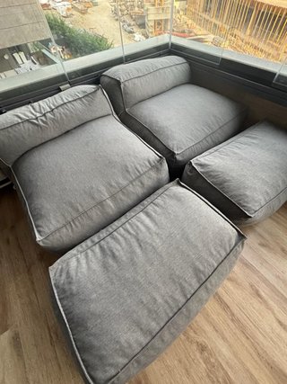 Divano modulare 2 pezzi + 2 pouf, comodo, sfoderabile.