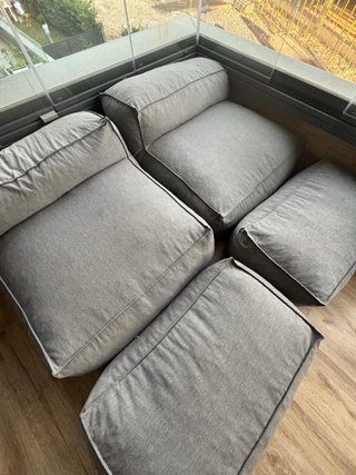 Divano modulare 2 pezzi + 2 pouf, comodo, sfoderabile.