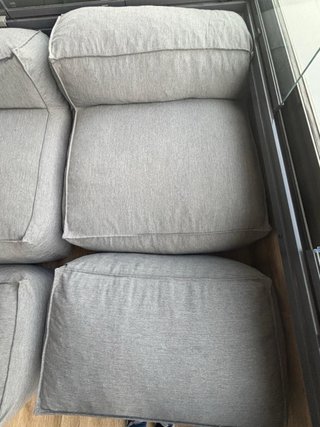 Divano modulare 2 pezzi + 2 pouf, comodo, sfoderabile.