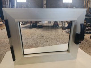 Ventana abatible aluminio pequeña