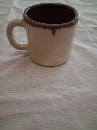 Taza de cerámica con paisaje