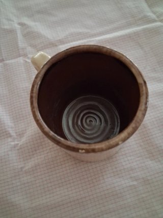 Taza de cerámica con paisaje