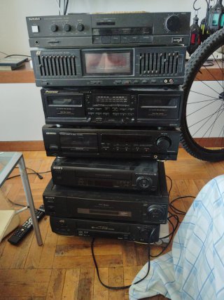 Equipo de sonido y video vintage.