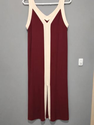 Vestido largo con abertura y detalles beige