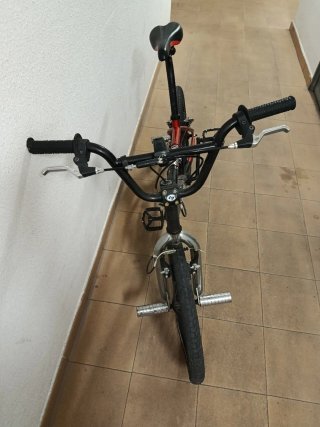 Bicicleta BMX Roja y Negra