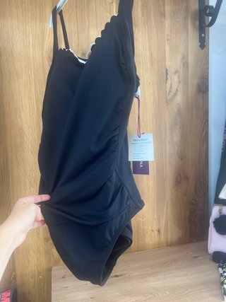 Bañador negro con volantes