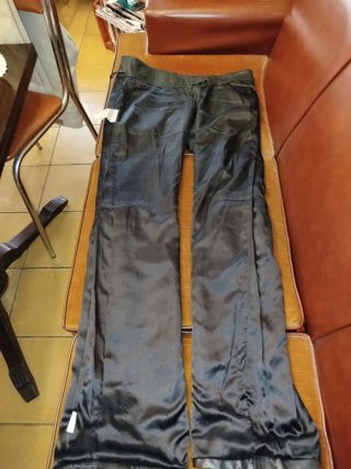 Pantalón de piel negro