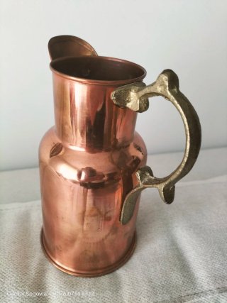 Jarra de cobre con asa de latón