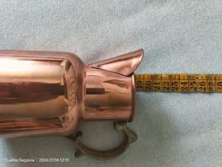 Jarra de cobre con asa de latón
