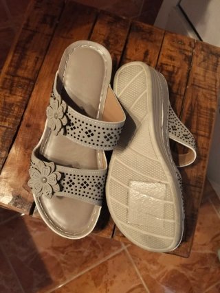 Ciabatte donna beige con fiori