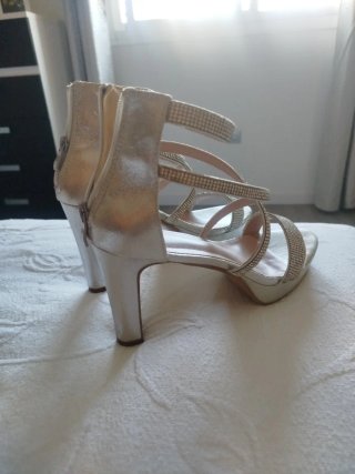 Sandalias de tacón doradas y plateadas