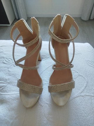 Sandalias de tacón doradas y plateadas