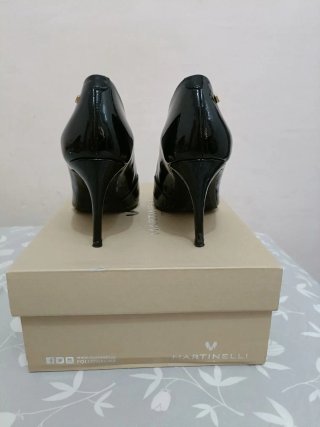 Zapatos de salón Martinelli charol negro.