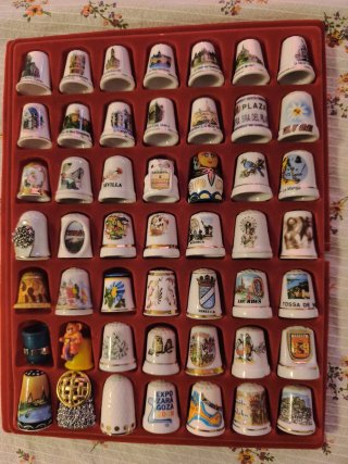 Collezione di ditali in porcellana