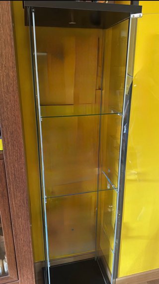 Estantería de cristal y madera