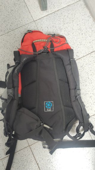 Mochila Montaña 35L Roja y Negra