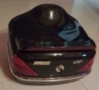 Baúl para moto o scooter marca VIP