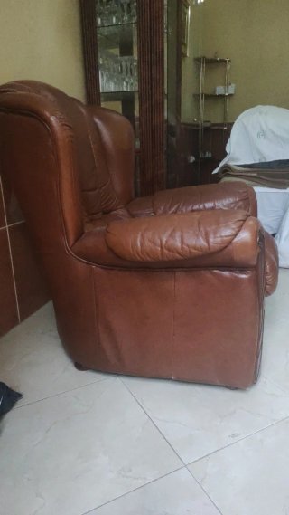 Due poltrone in pelle marrone