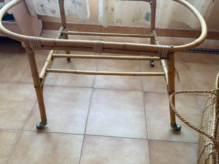 Moisés de mimbre con ruedas